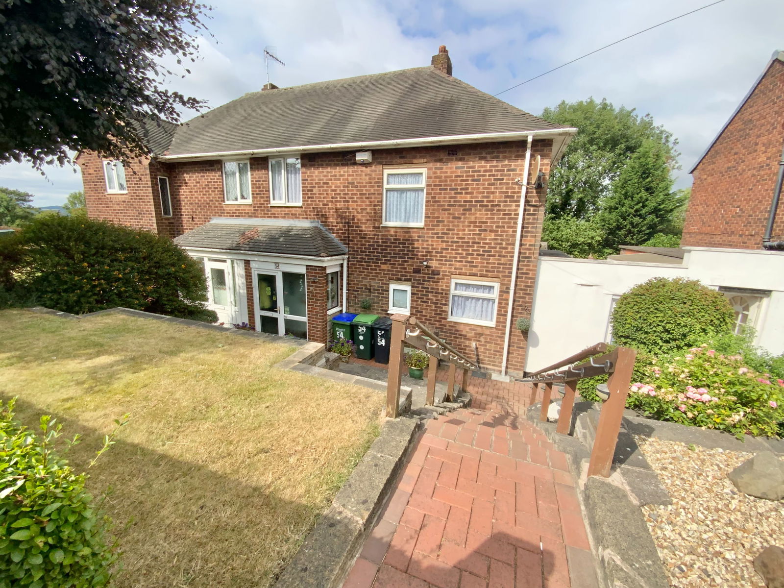 3 bedroom Semi-detached house Under Offer