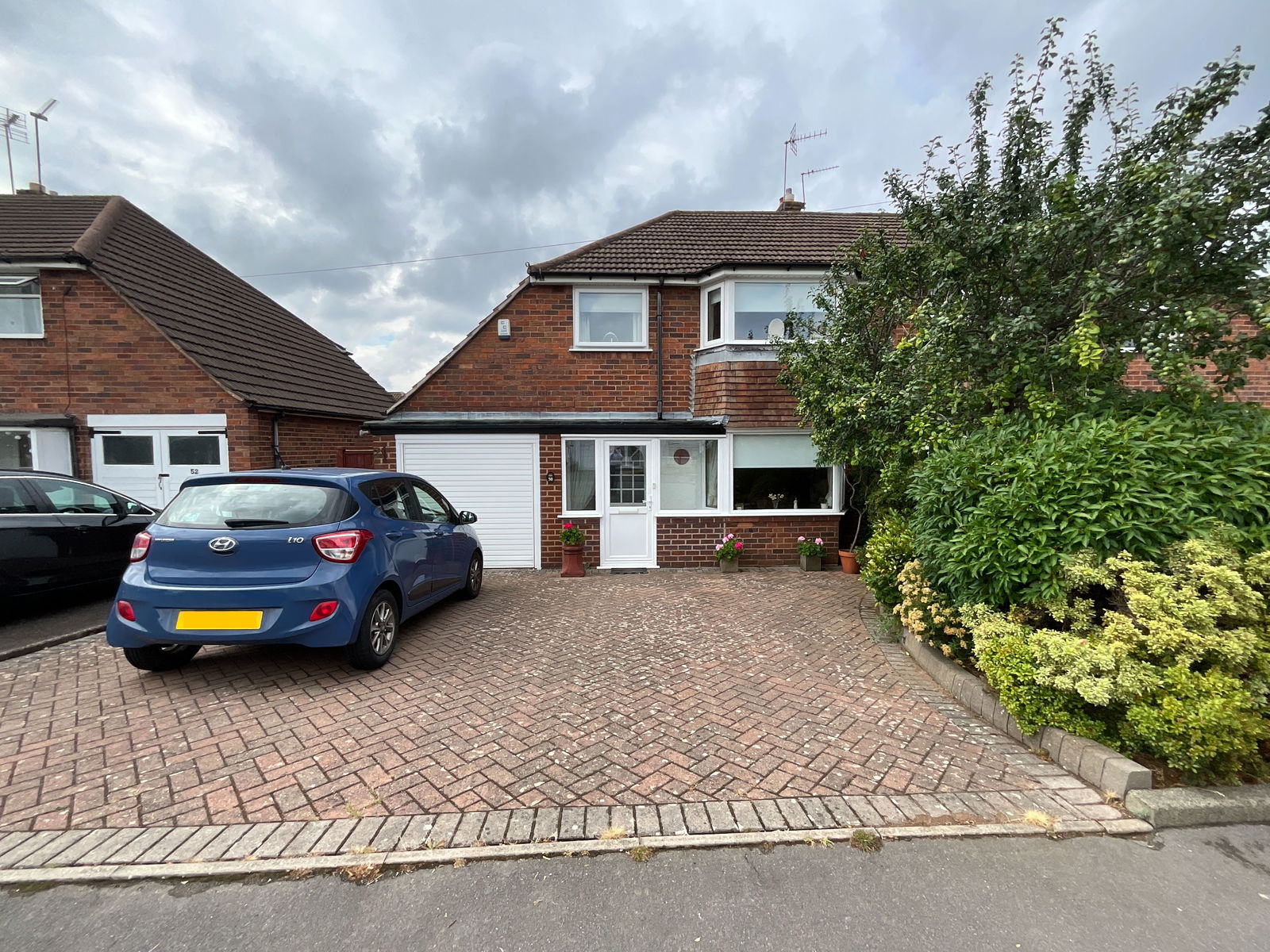 3 bedroom Semi-detached house Under Offer