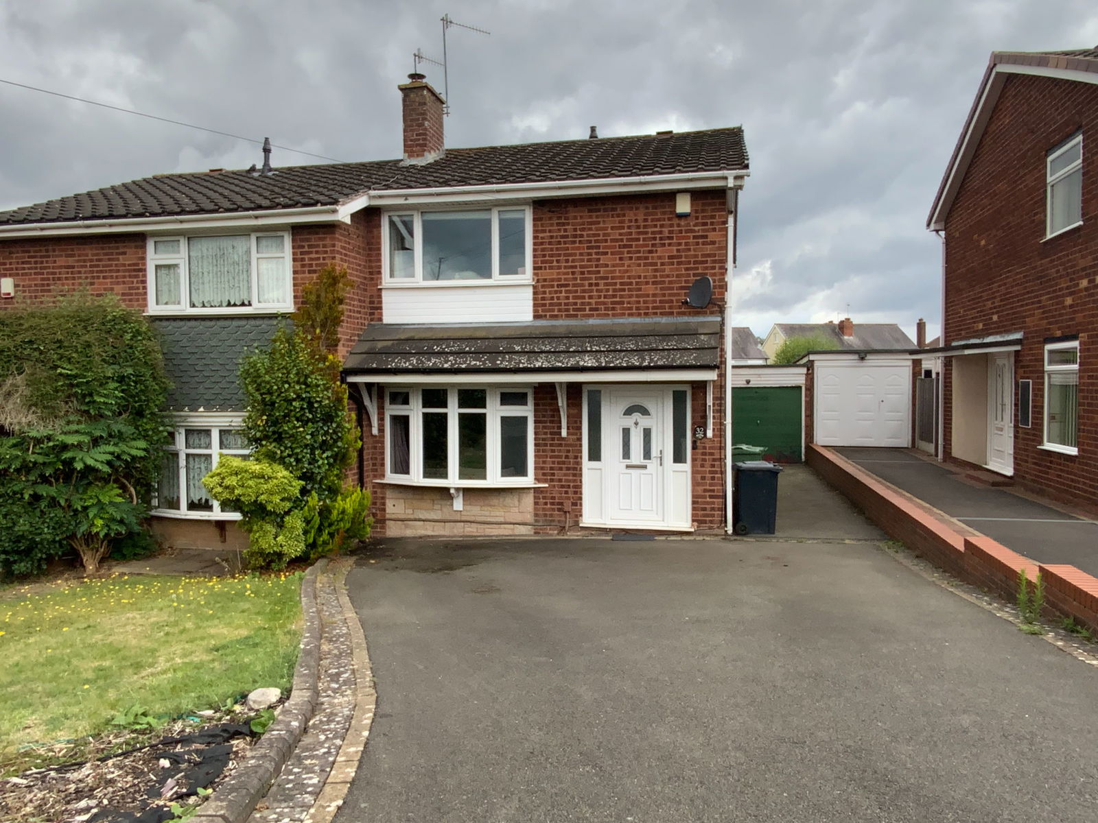 3 bedroom Semi-detached house Under Offer