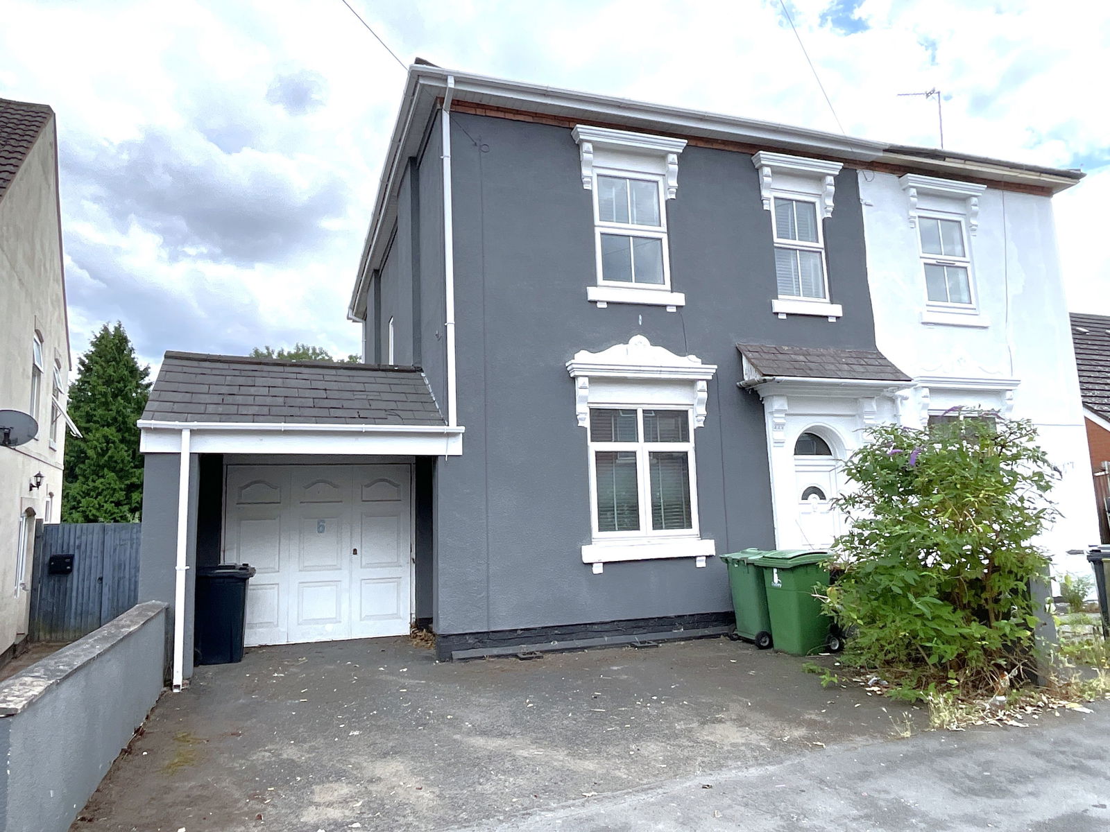 3 bedroom Semi-detached house Under Offer