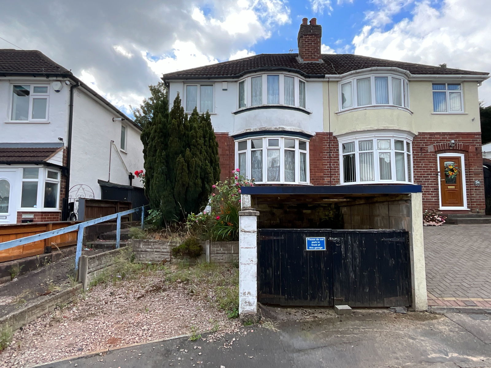 3 bedroom Semi-detached house Under Offer
