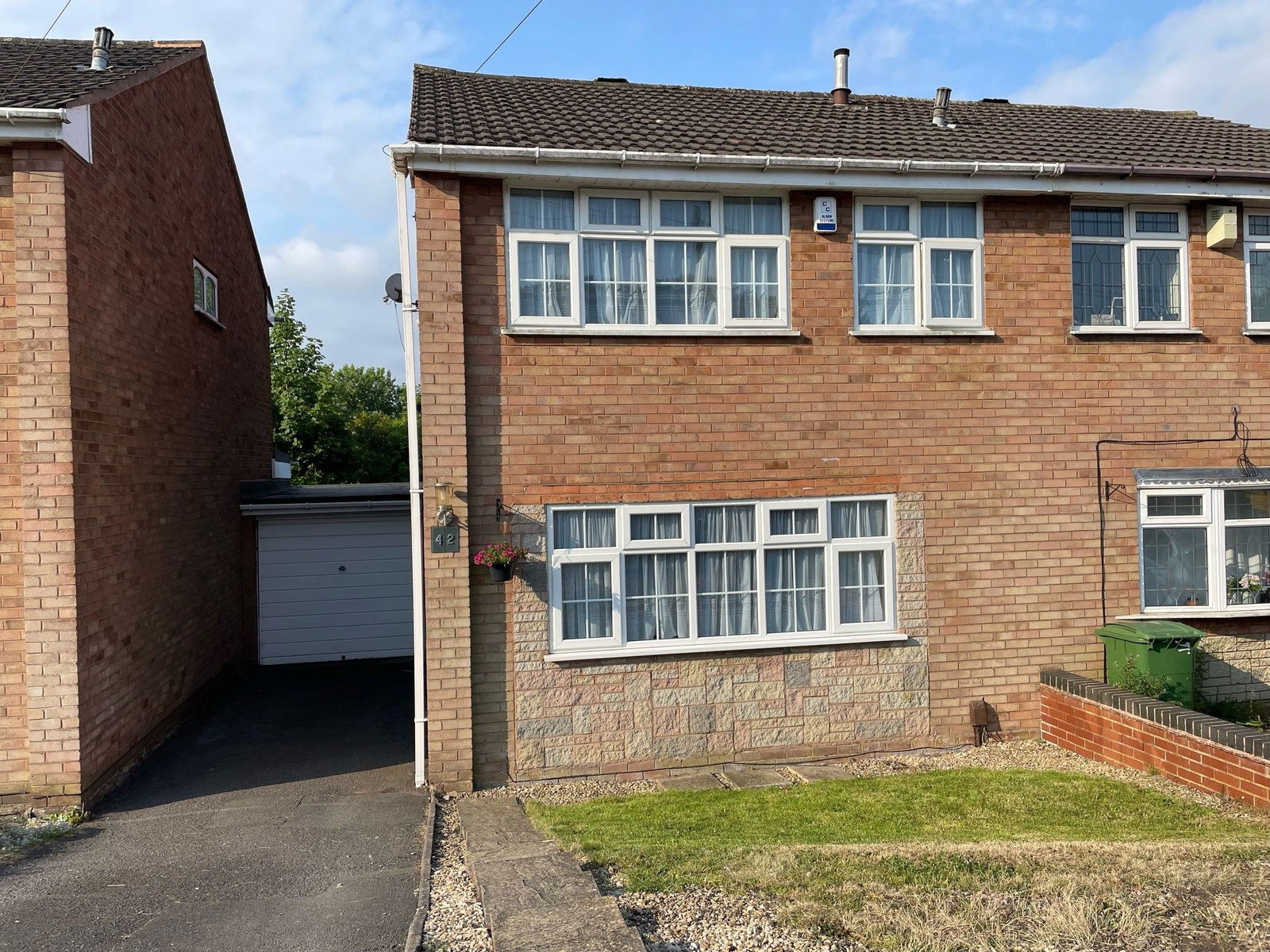 3 bedroom Semi-detached house Under Offer