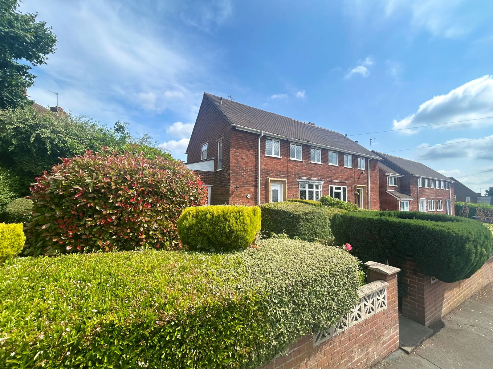 3 bedroom Semi-detached house Under Offer