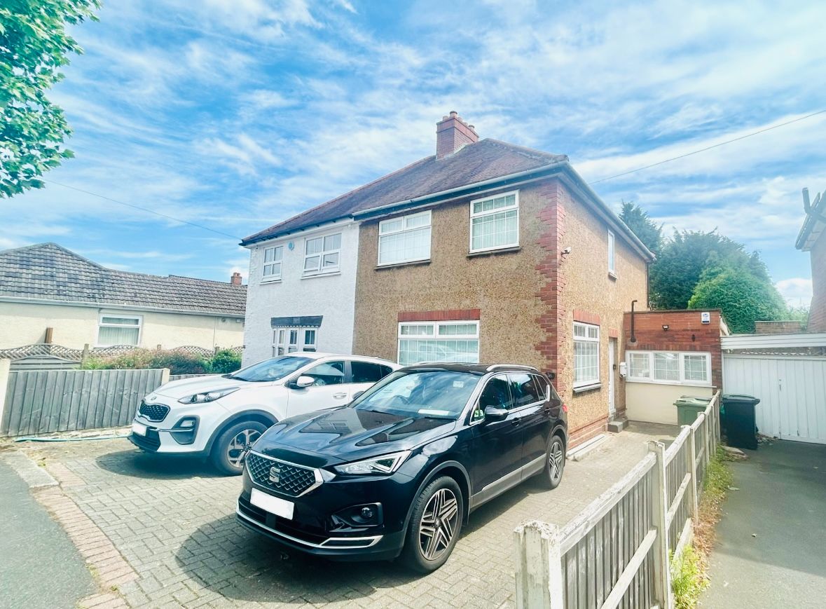 3 bedroom Semi-detached house Under Offer