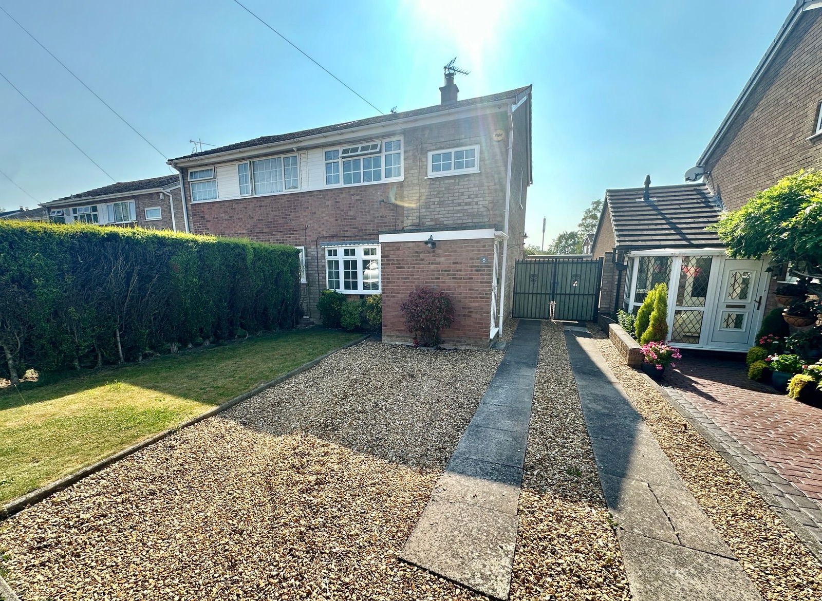 3 bedroom Semi-detached house Under Offer
