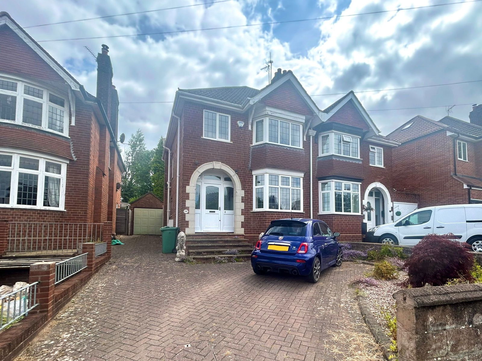 3 bedroom Semi-detached house Under Offer