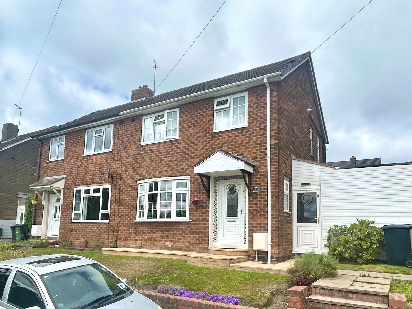 3 bedroom Semi-detached house Under Offer
