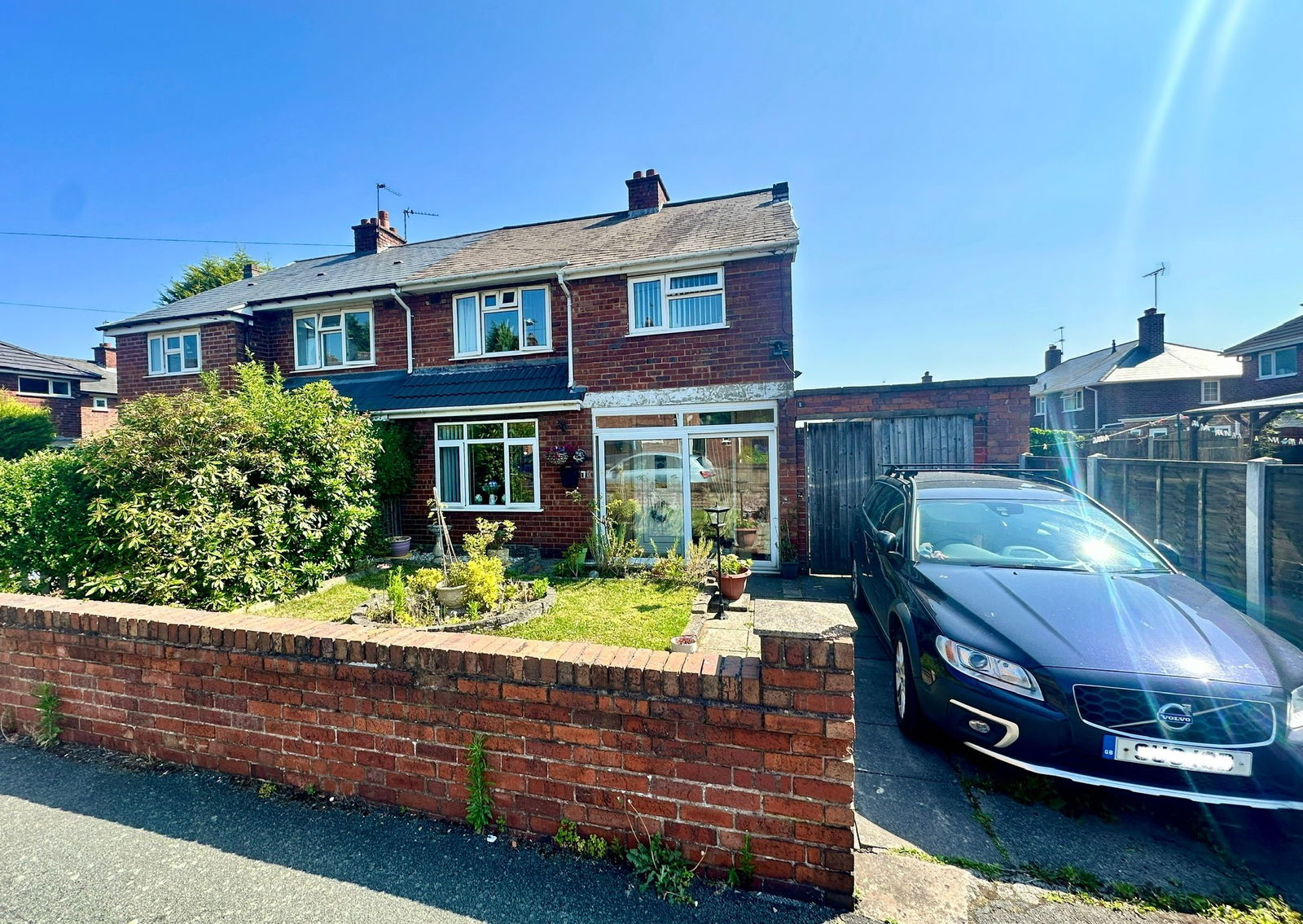 3 bedroom Semi-detached house Under Offer