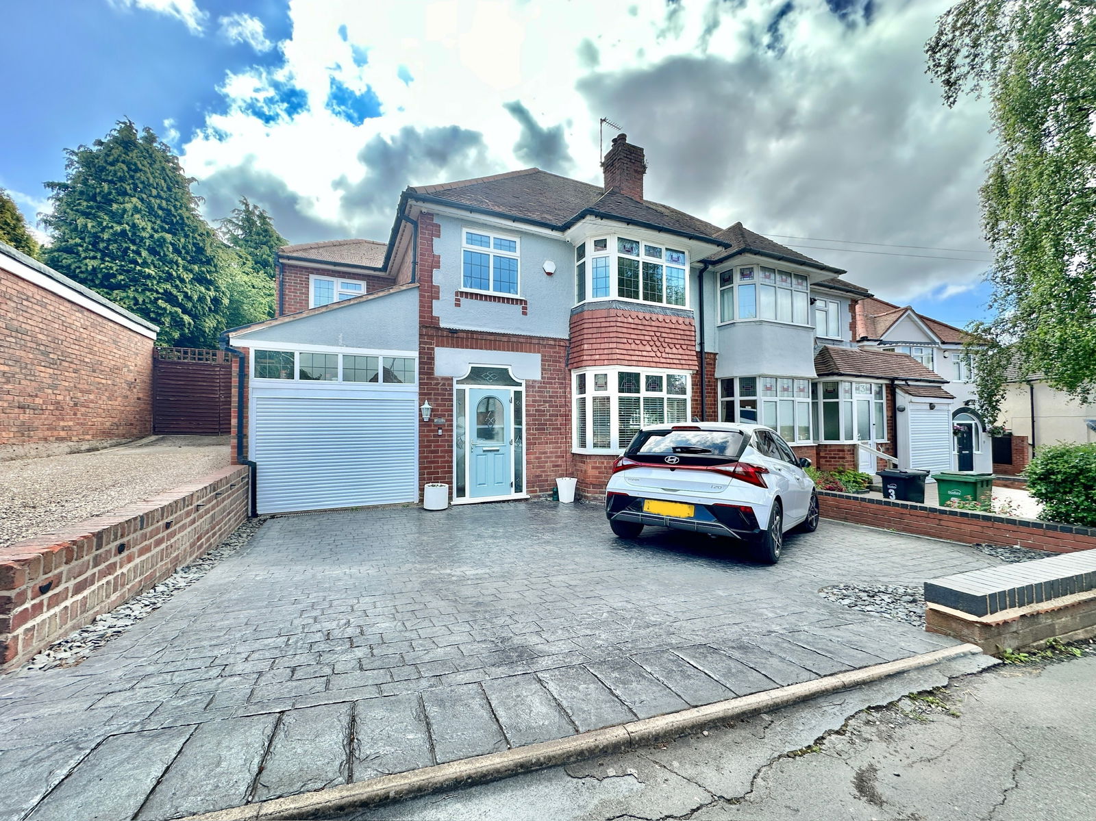 4 bedroom Semi-detached house Under Offer