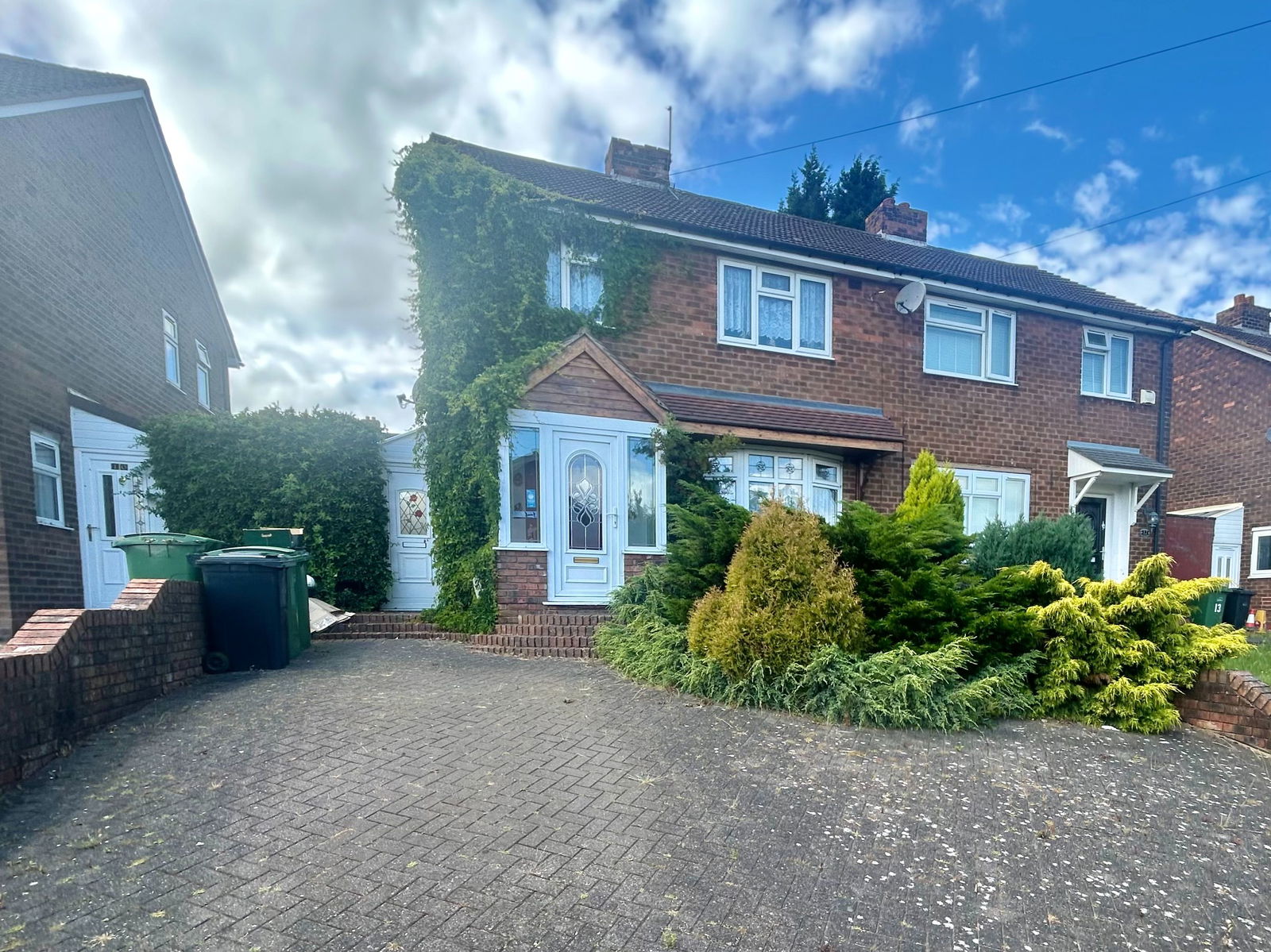 3 bedroom Semi-detached house Under Offer