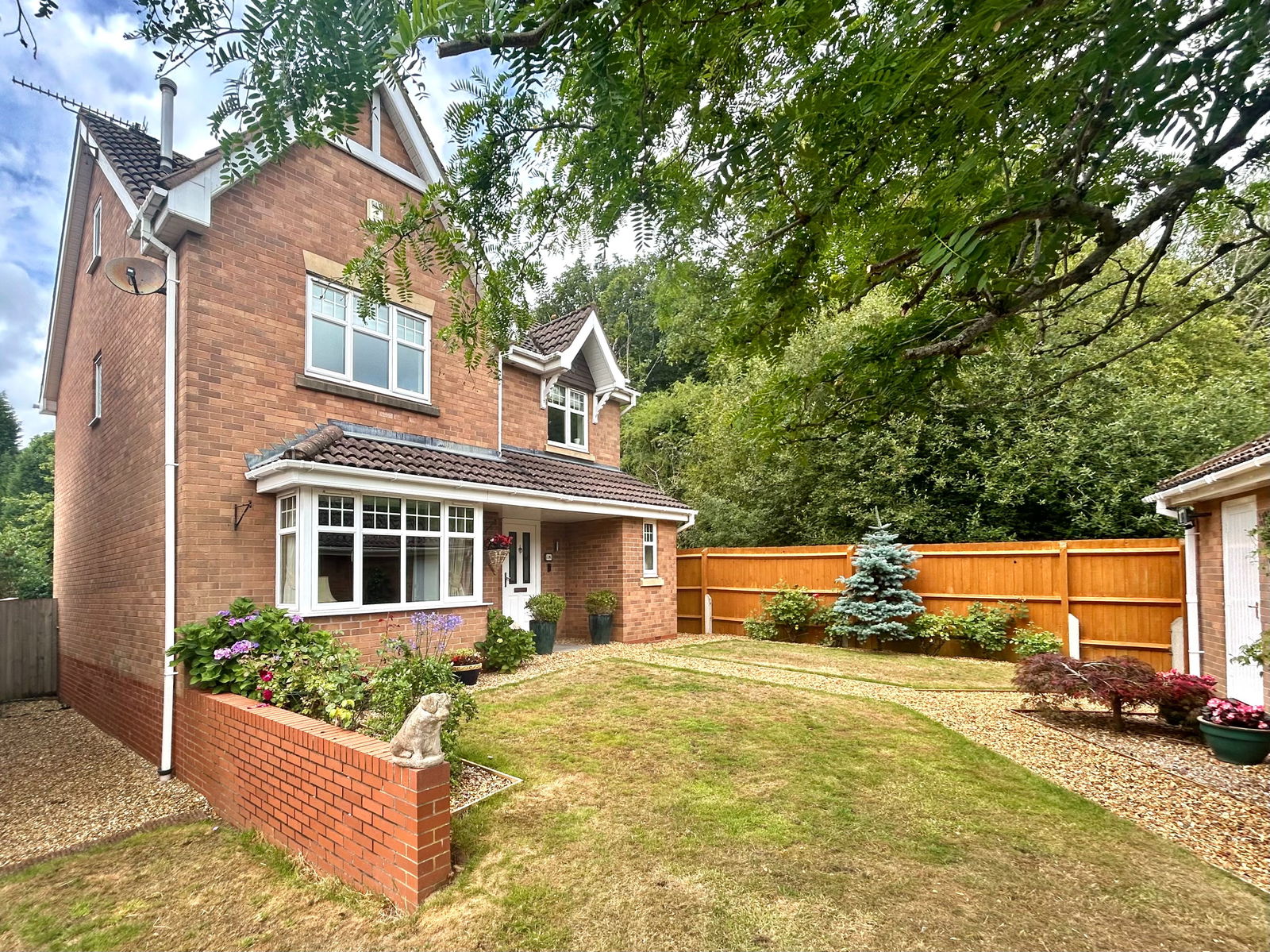 6 bedroom Detached house Under Offer