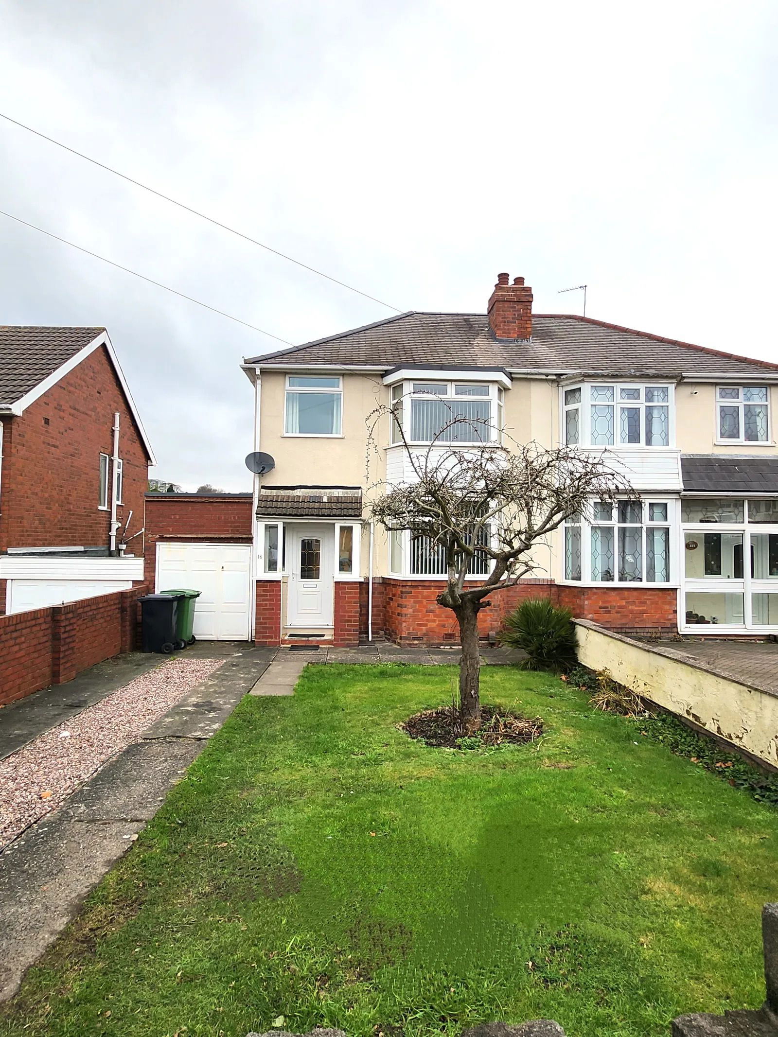 3 bedroom Semi-detached house Under Offer