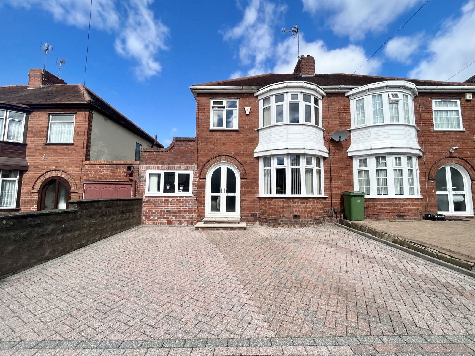 3 bedroom Semi-detached house Under Offer