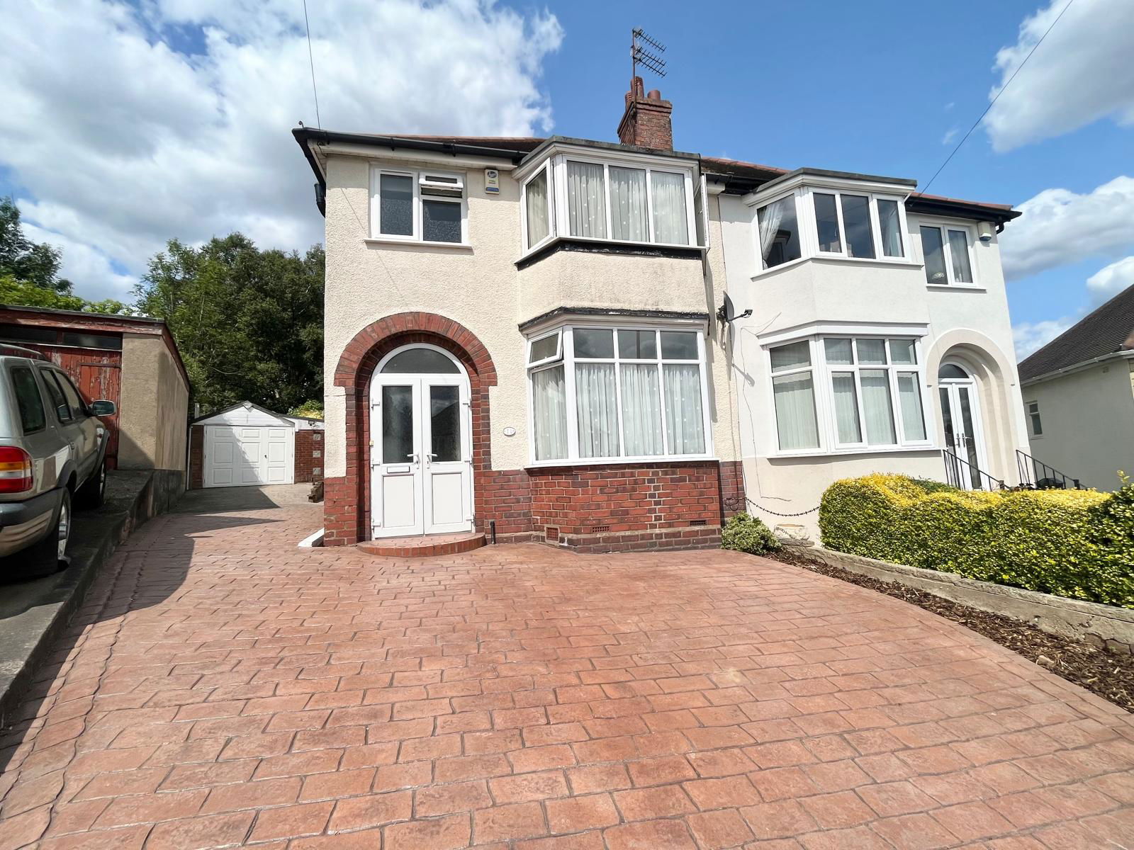 3 bedroom Semi-detached house Under Offer