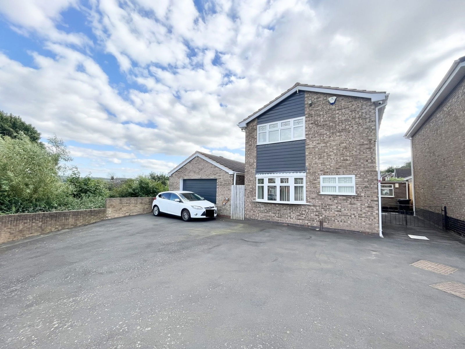 3 bedroom Detached house Under Offer