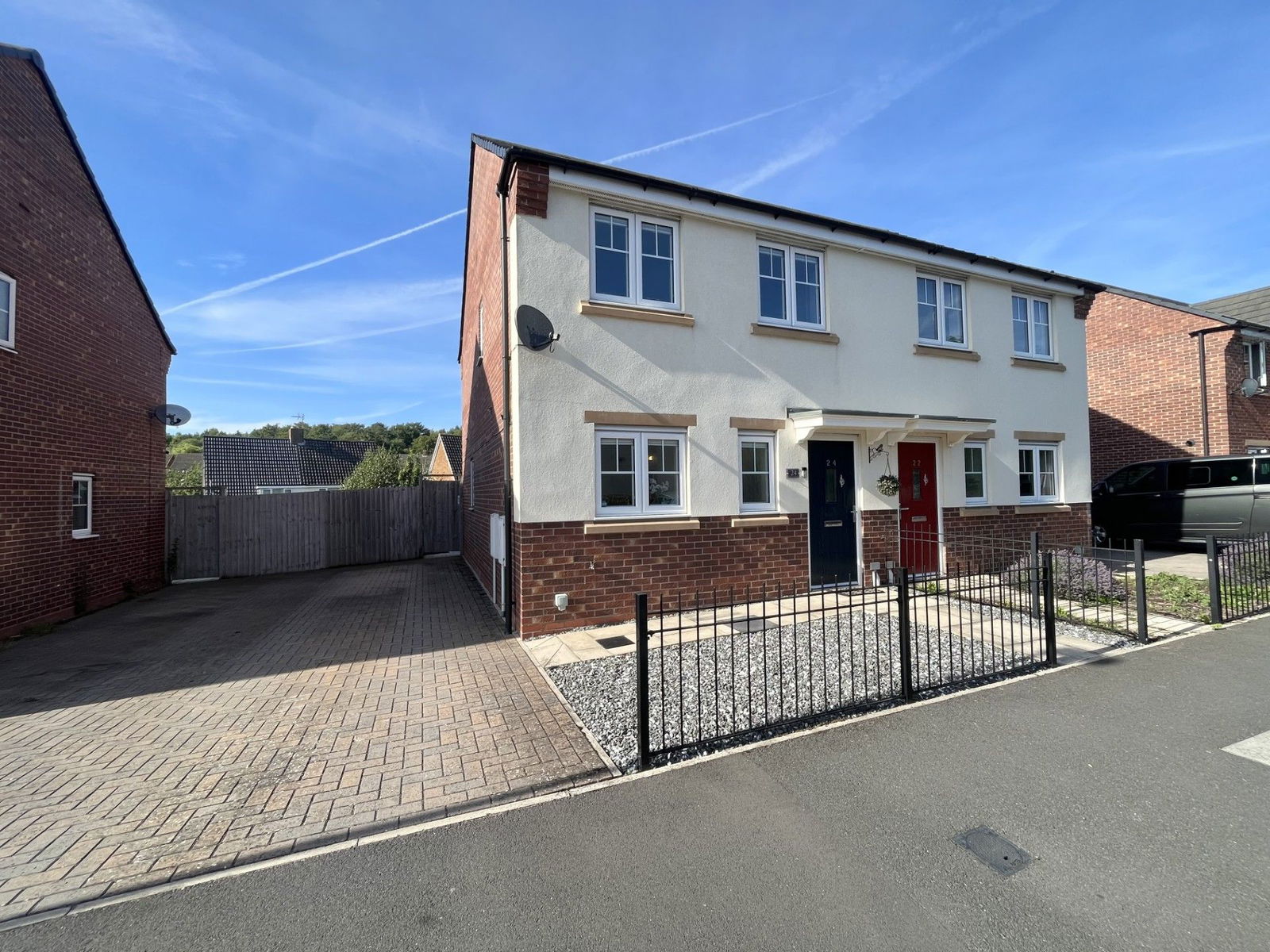 3 bedroom Semi-detached house Under Offer