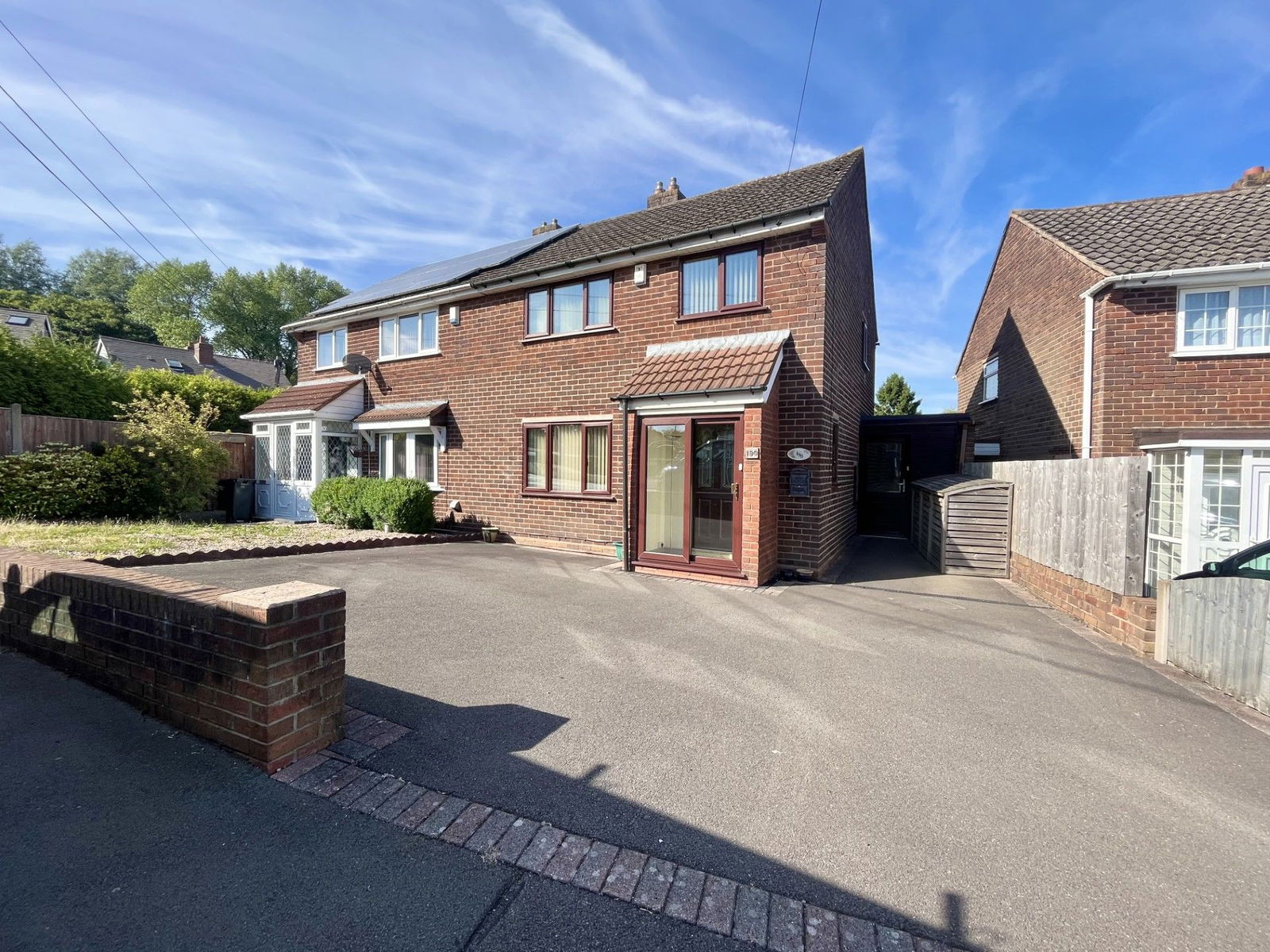 3 bedroom Semi-detached house Under Offer