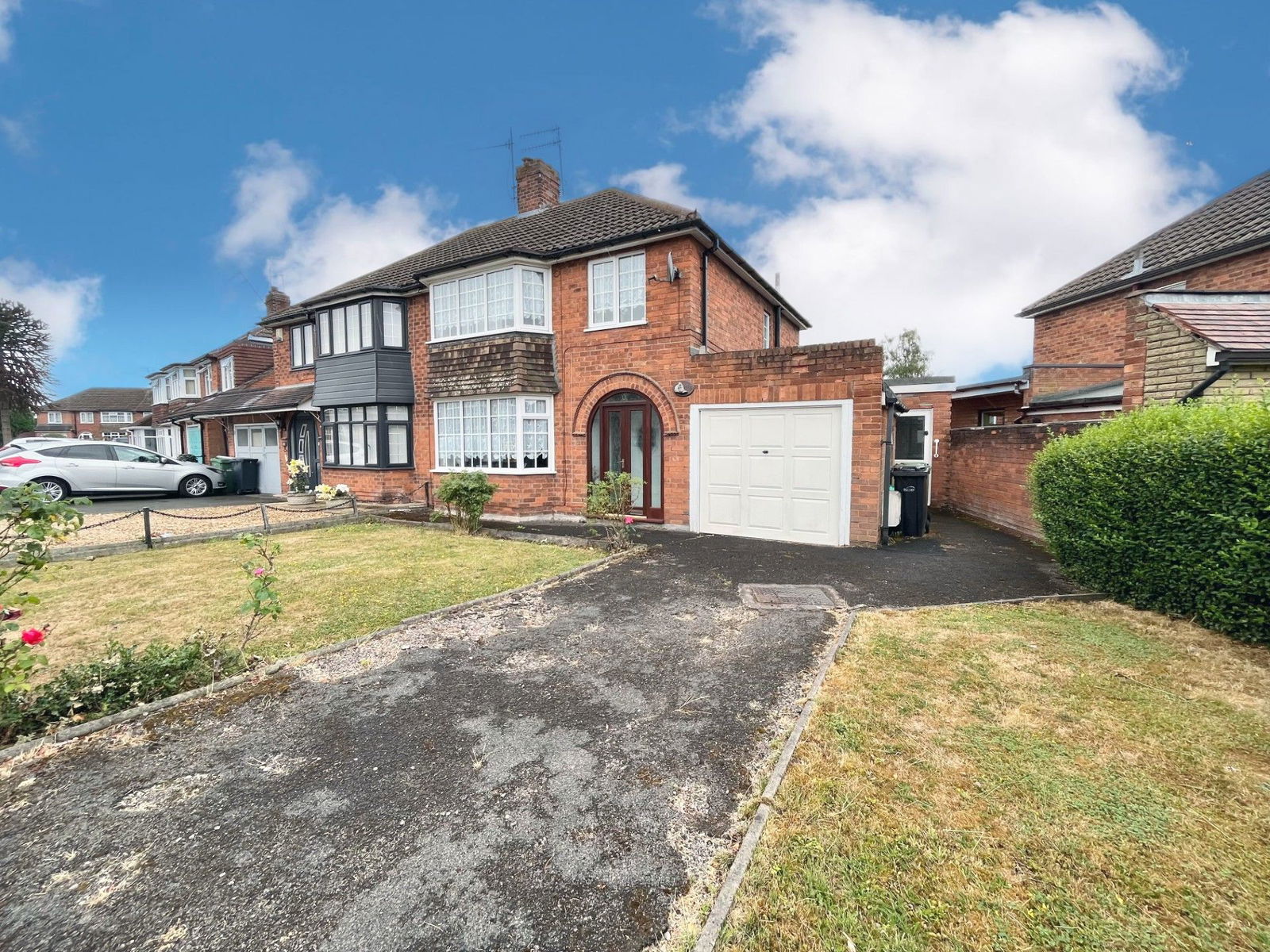 3 bedroom Semi-detached house Under Offer