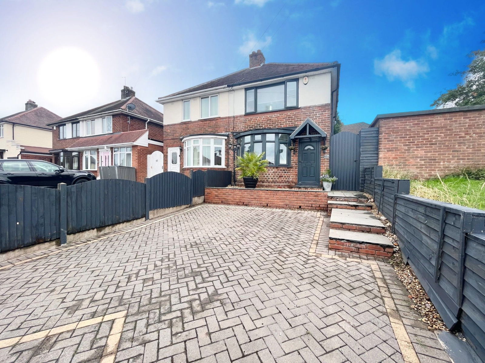 2 bedroom Semi-detached house Under Offer