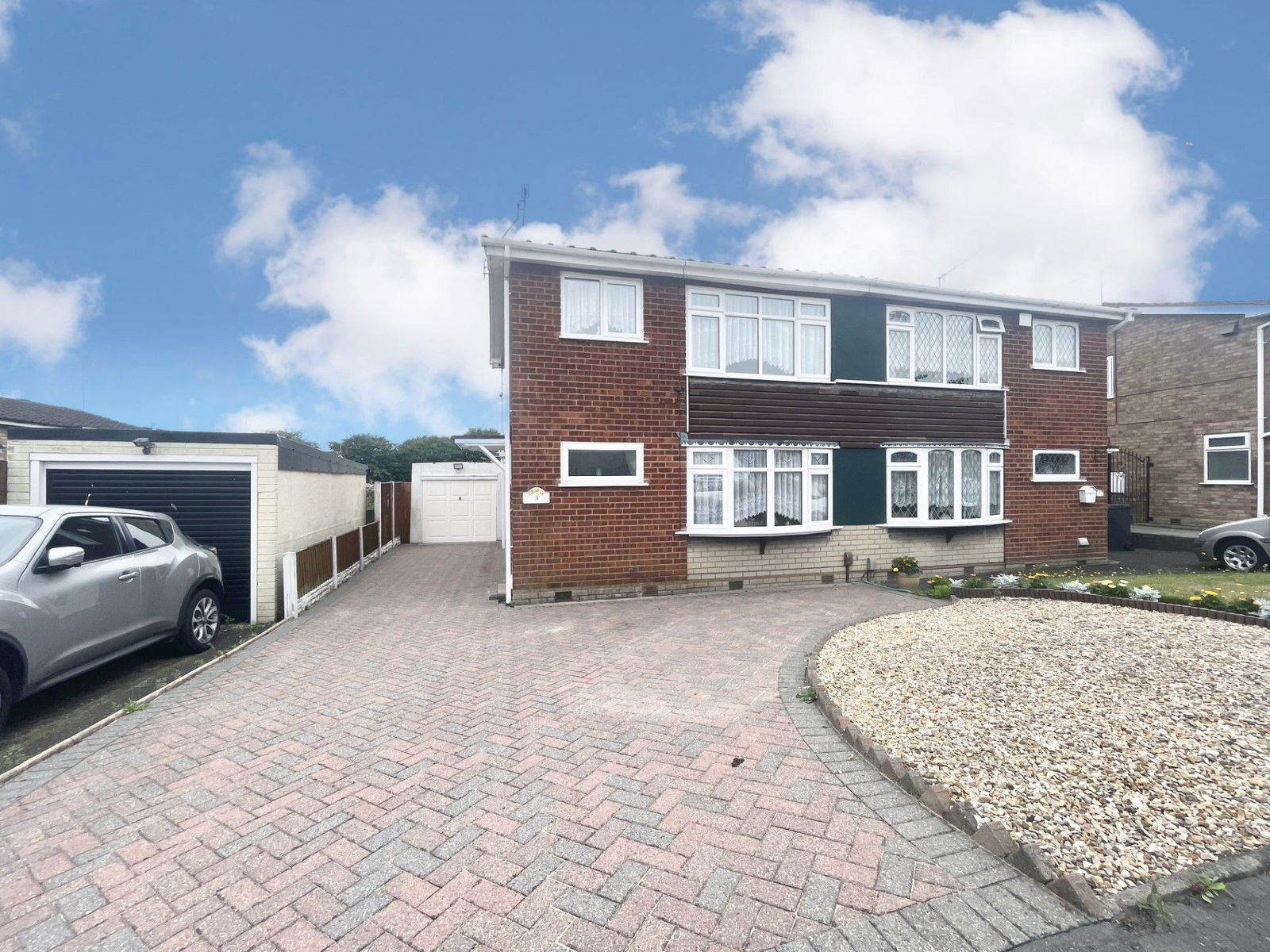 3 bedroom Semi-detached house Under Offer