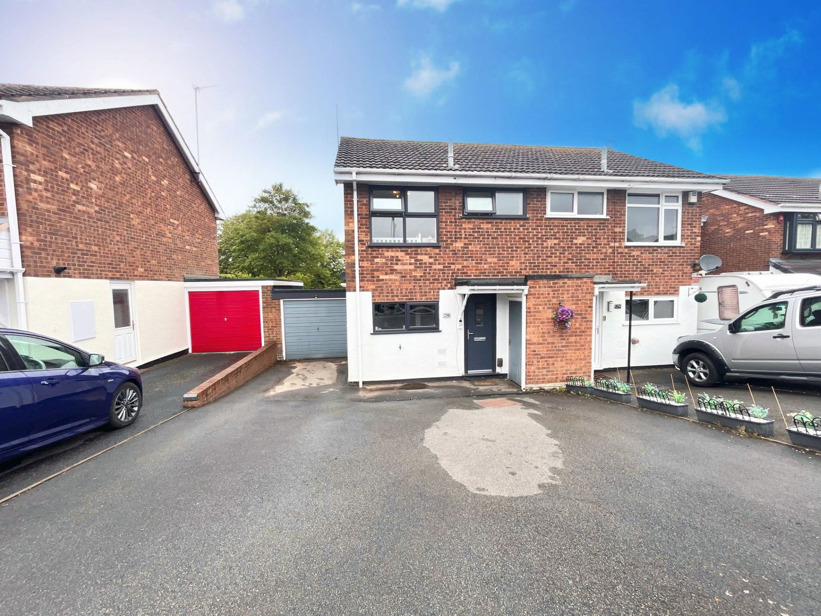 2 bedroom Semi-detached house Under Offer