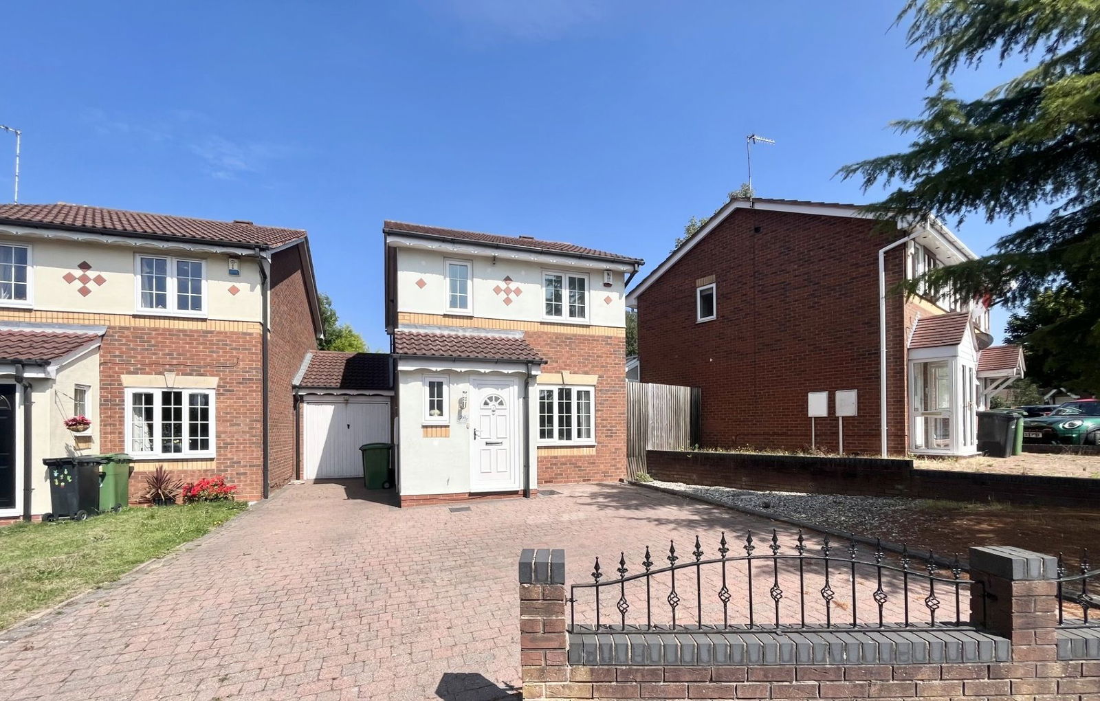 3 bedroom Detached house Under Offer